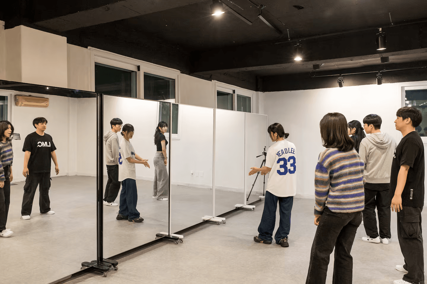K-POP dance class in progress 2 - Students learning Korean choreography with professional instructor at AZIT Studio Seoul