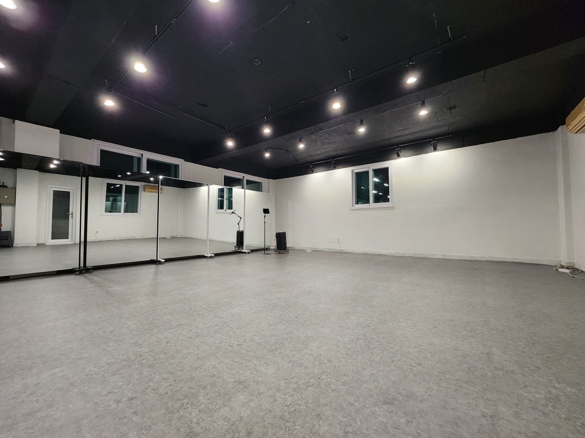 AZIT K-POP Dance Studio interior 1 - Professional dance practice room with mirrors and sound system in Seoul near Gyeongbokgung