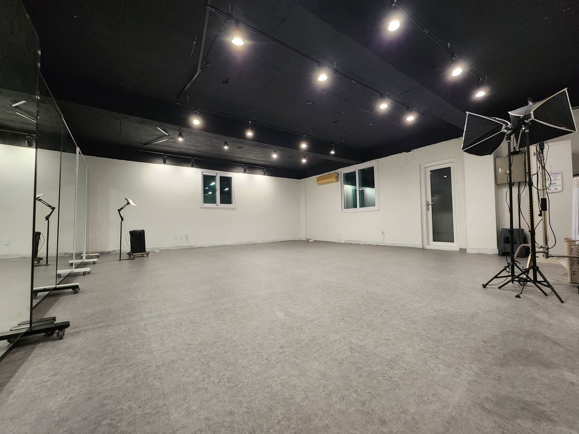 AZIT K-POP Dance Studio interior 2 - Professional dance practice room with mirrors and sound system in Seoul near Gyeongbokgung