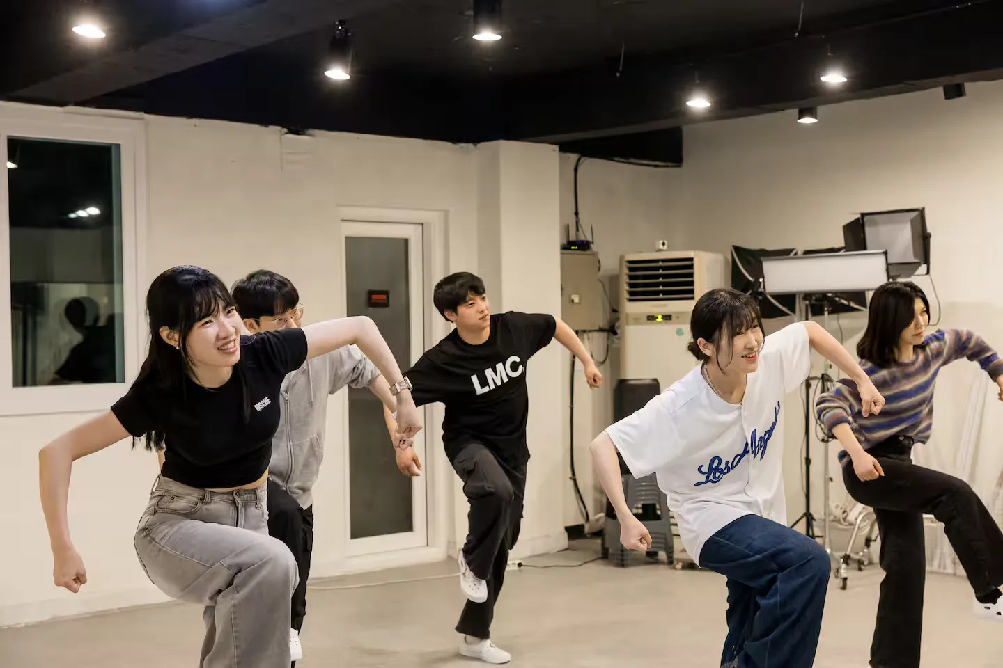 K-POP dance class in progress 1 - Students learning Korean choreography with professional instructor at AZIT Studio Seoul