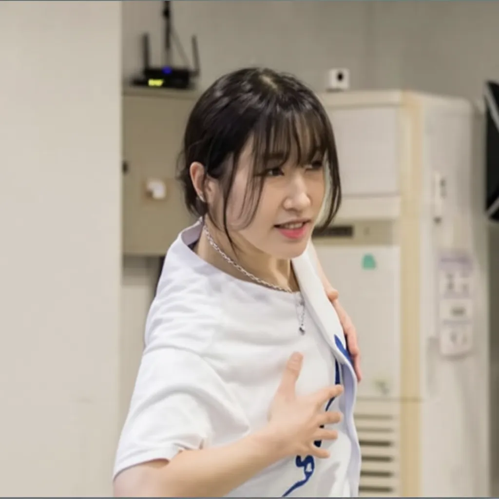 Professional K-POP dance instructor at AZIT Studio Seoul - English speaking dance teacher with Seoul Arts College background