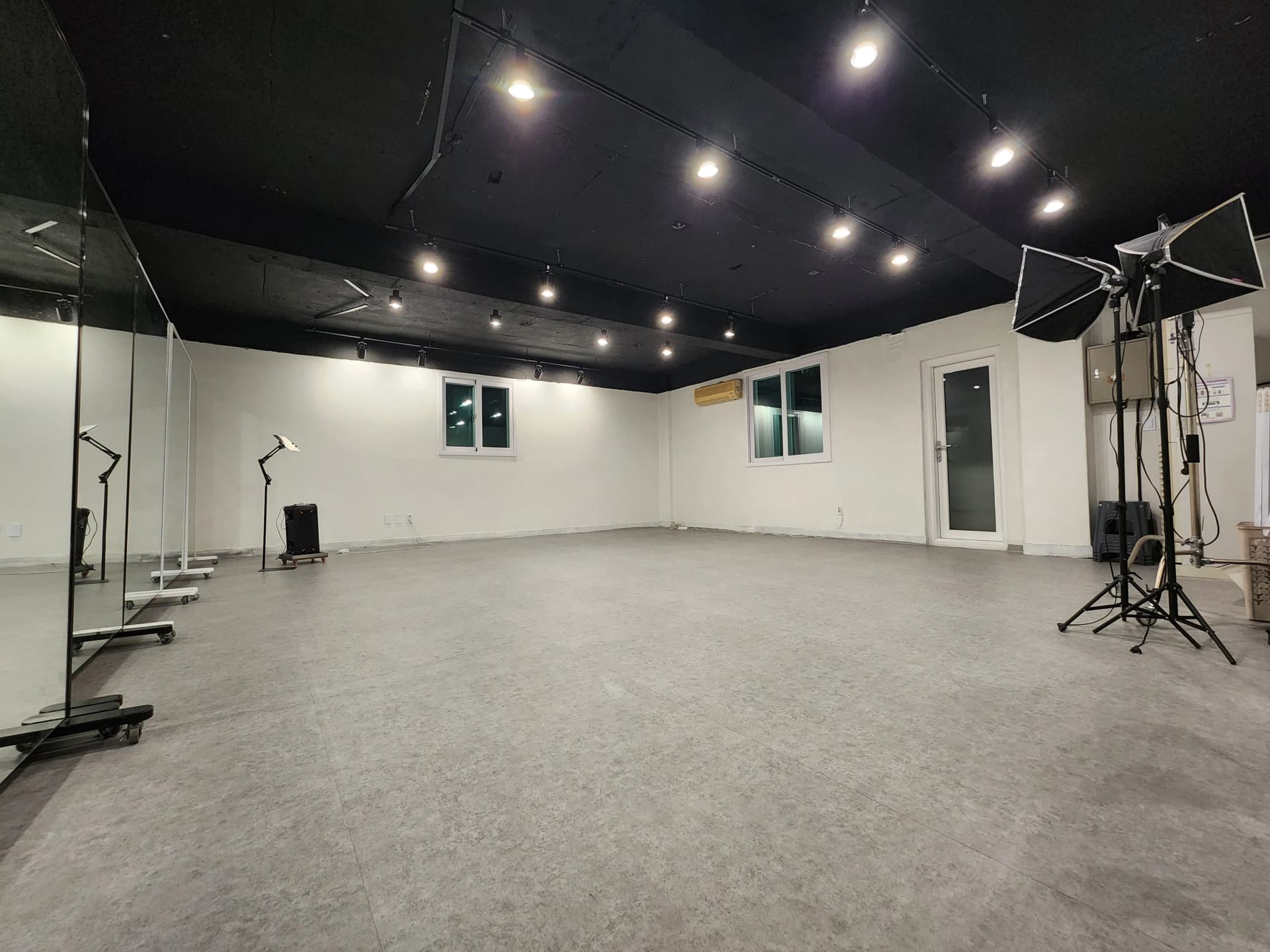 AZIT K-POP Dance Studio interior 2 - Professional dance practice room with mirrors and sound system in Seoul near Gyeongbokgung